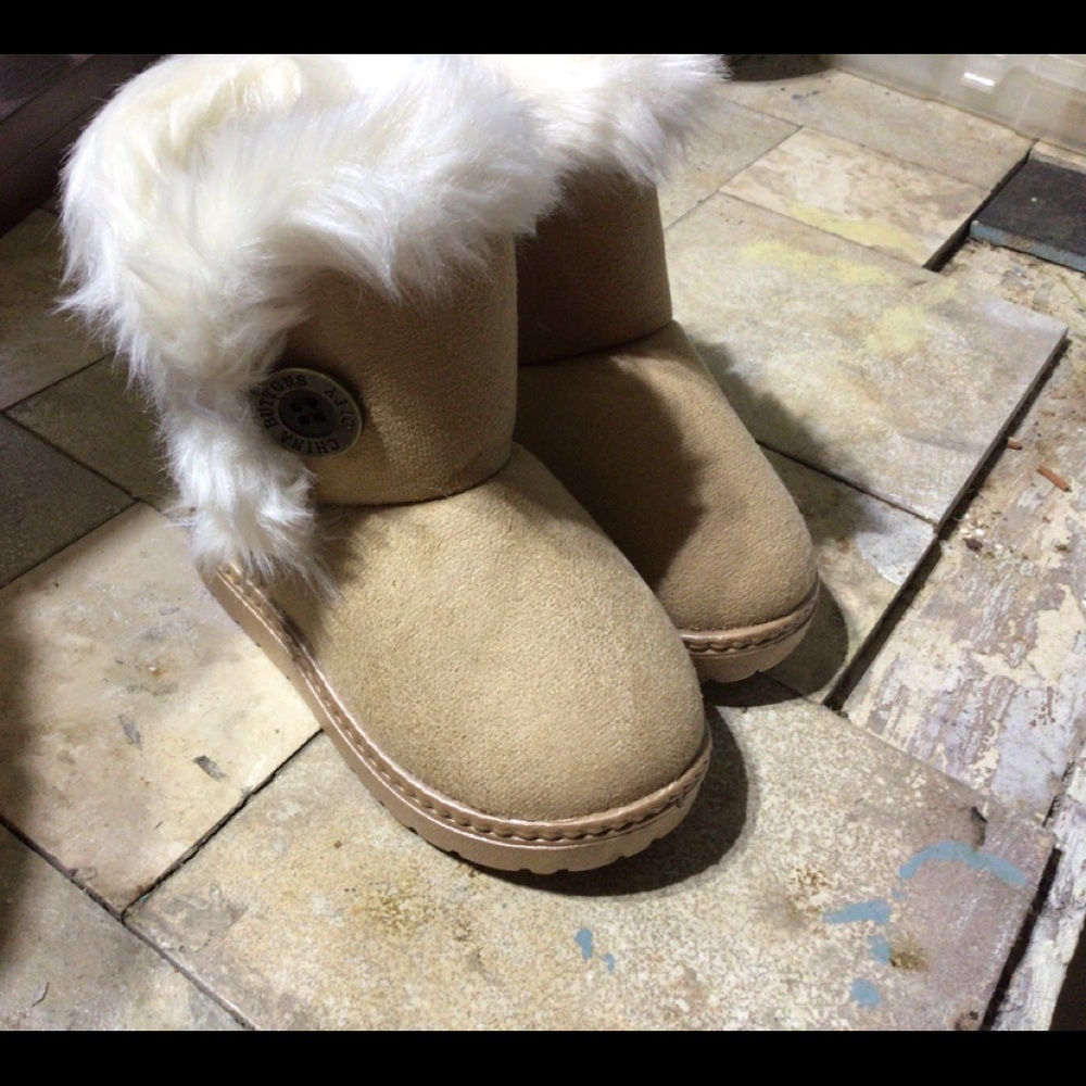Little Girls Fashion Boots With The Fur.